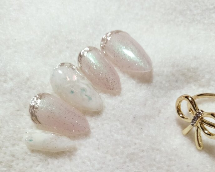 ミラーアートのホワイト＆ピンクネイル