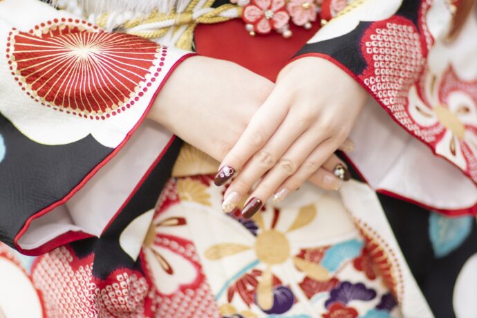 成人式の振袖に合わせた和柄ネイル