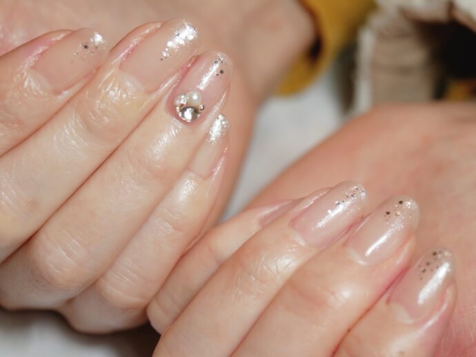 繊細ラメグラとストーンのネイルデザイン