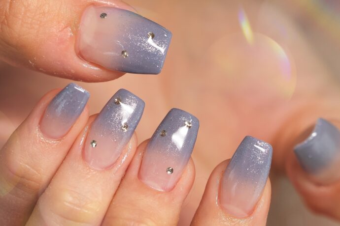 くすみ系ブルーのグラデーションネイル