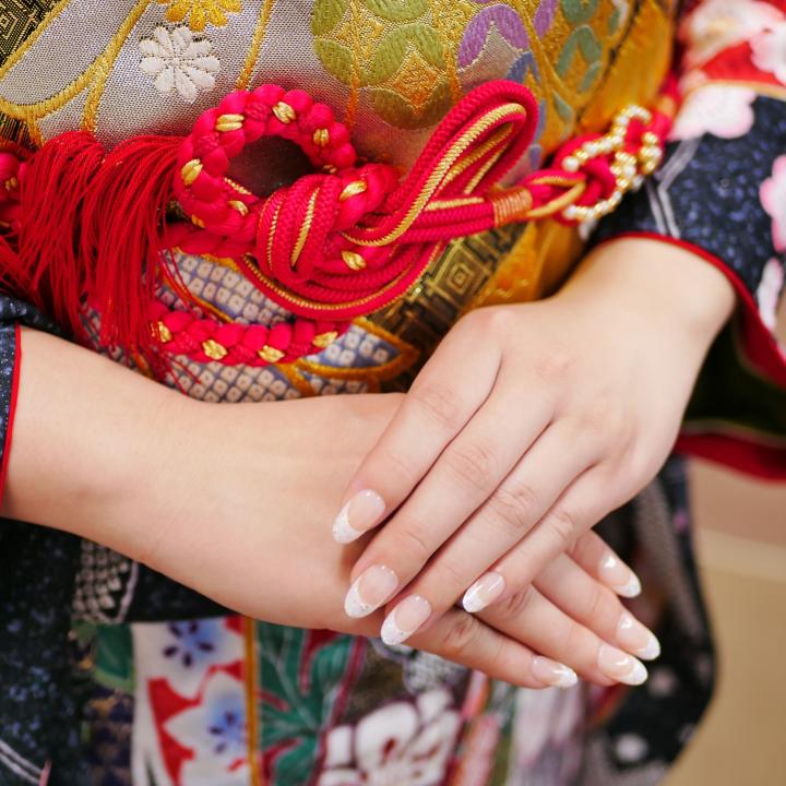 振袖ネイルの合わせ方は？華やかネイルやシンプルネイルの選び方やデザインを紹介