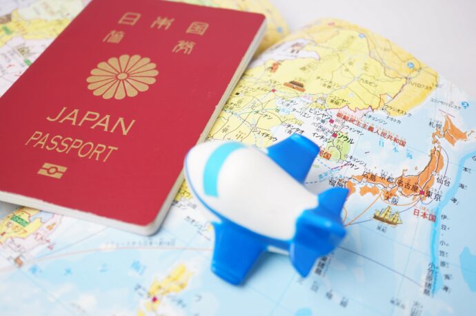 パスポートと海外へ渡航するイメージ