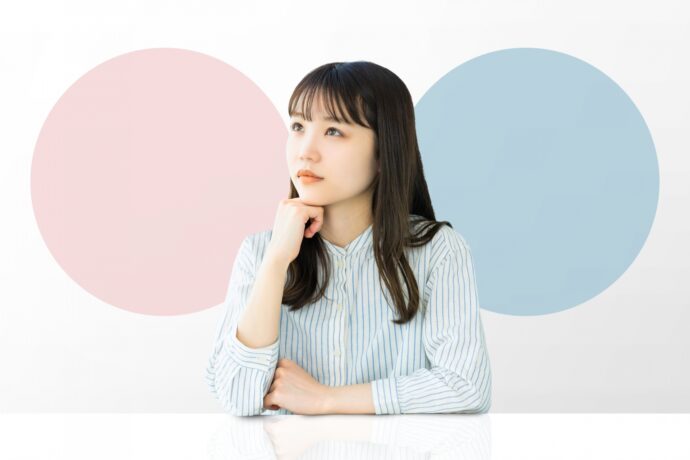 どっちにしようか悩む女性