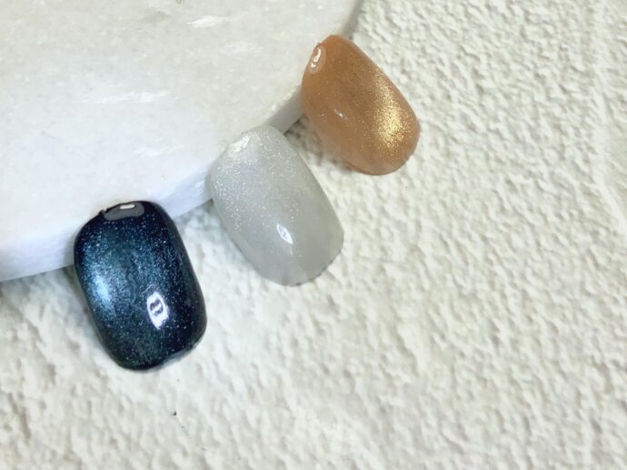 黒、白、ベージュのベースカラーを施したマグネットネイルのサンプルカラー