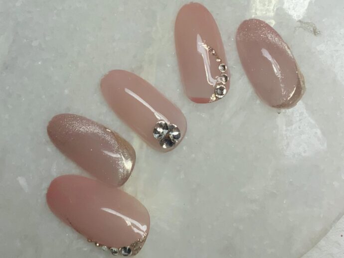 ピンクベージュのベースカラーにスモーキーピンクのマグネットネイルを重ねたもの