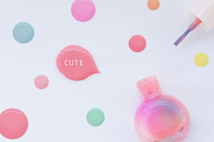 パステルカラーのマニキュアとドット