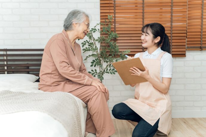 施設で老人のカウンセリングをしている様子