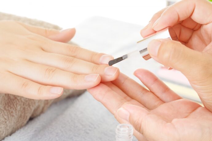 ネイルケアをしている手元の様子