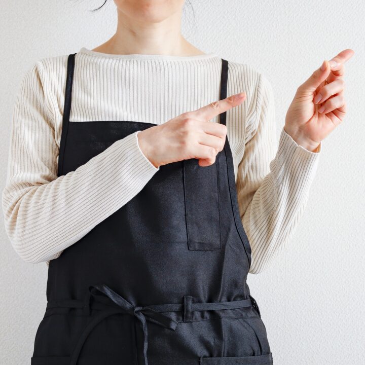 【ネイリストの服装や髪型】サロンワーク向けエプロンのポイントは？