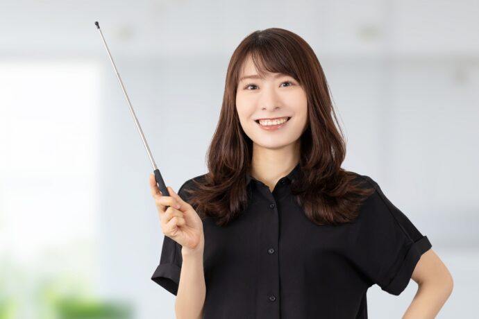 指し棒を持つ女性