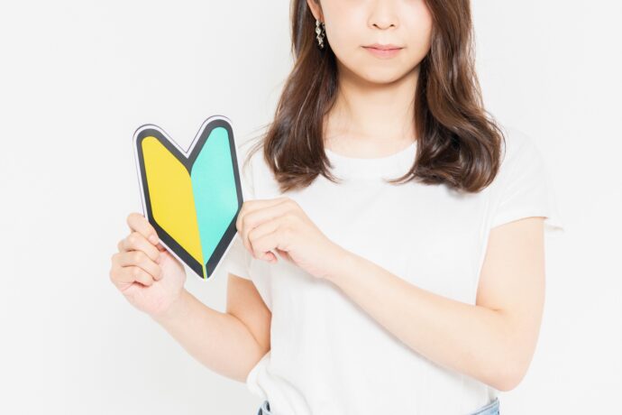 初心者マークを持った女性の様子