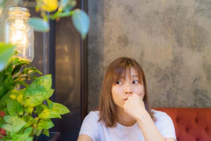 一人で考え事をしている女性