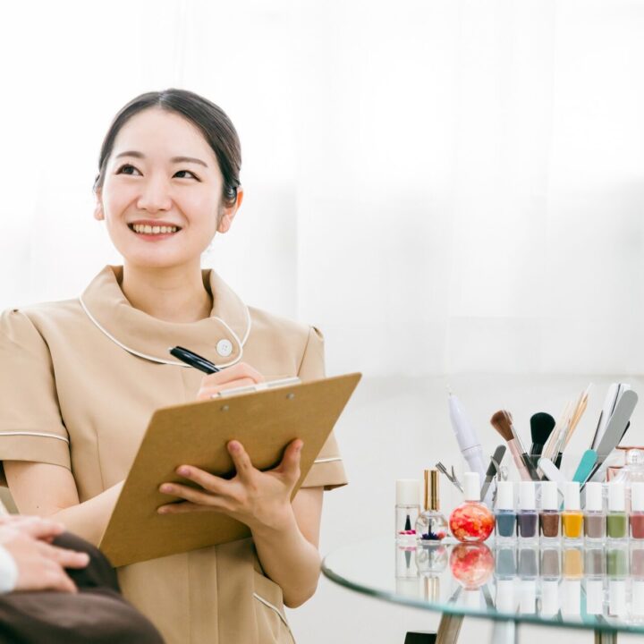 ネイリストの大変なところは？やりがいや苦労・仕事の内容を現役ネイリストが紹介
