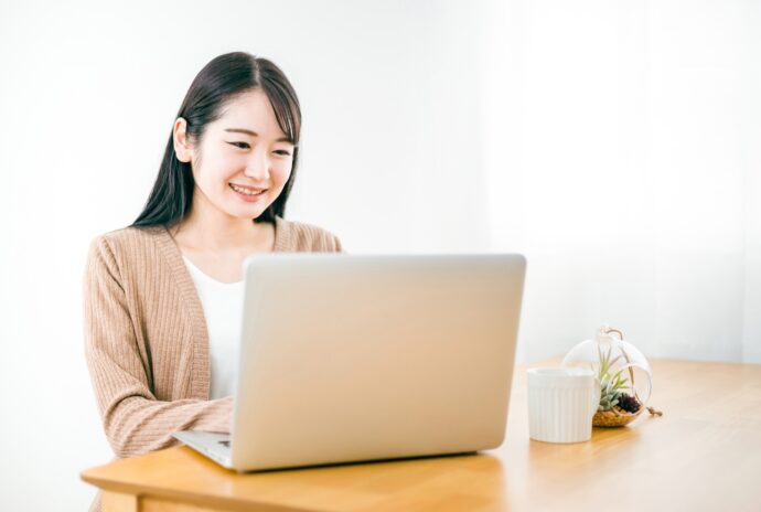 PCで作業する女性の様子