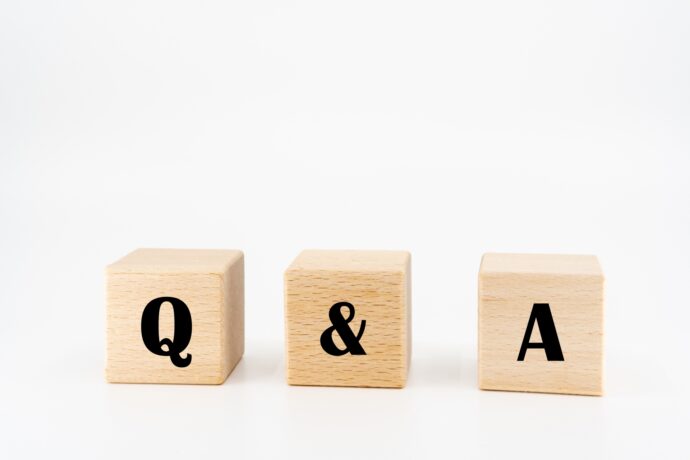 木製キューブに書かれたQ＆A