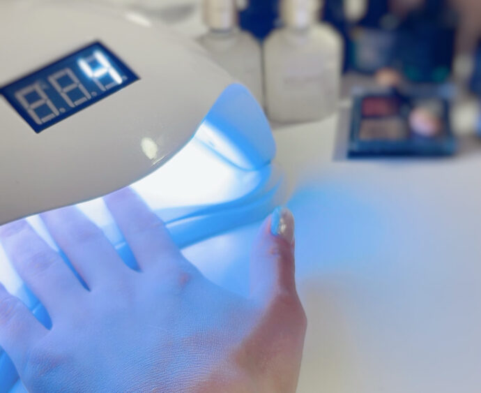 LEDライトに手をいれる様子