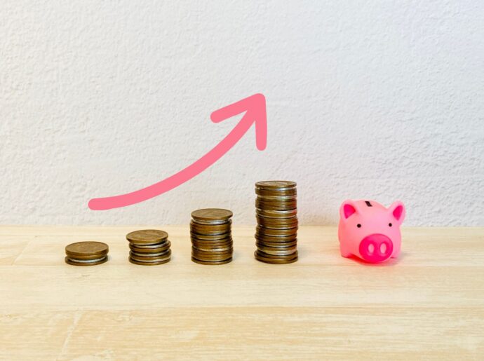お金が増える様子とぶたの貯金箱