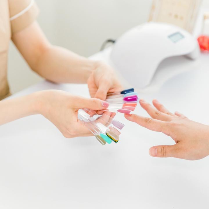 ジェルネイルをオフしないで塗るってアリ？一層残しの注意点とコツを解説