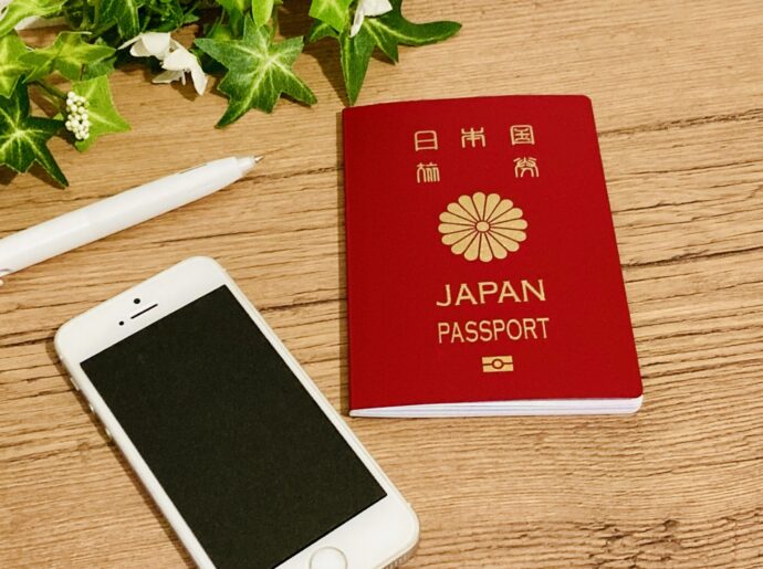 パスポートとスマホの画像