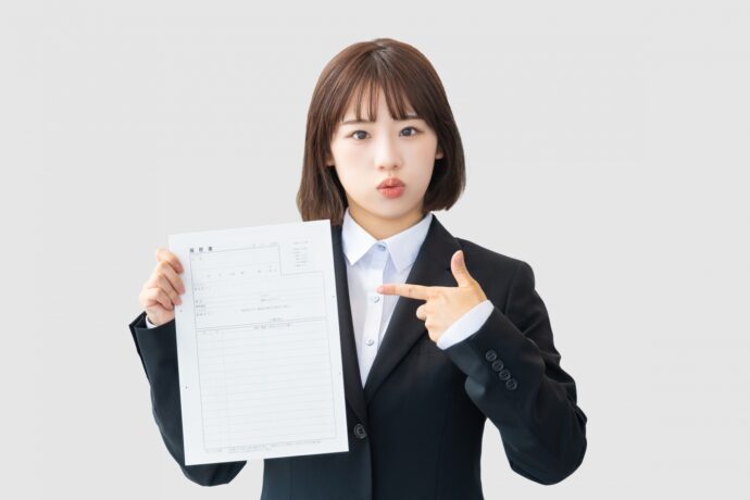 就活で職務経歴書と履歴書を持つ女性