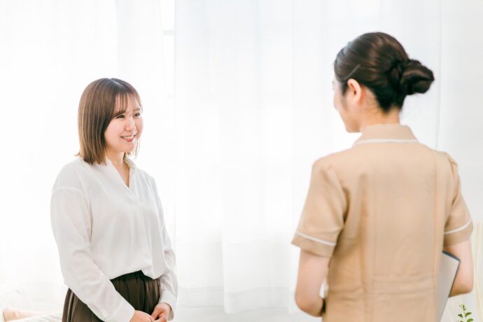 サロンで談笑する女性の画像