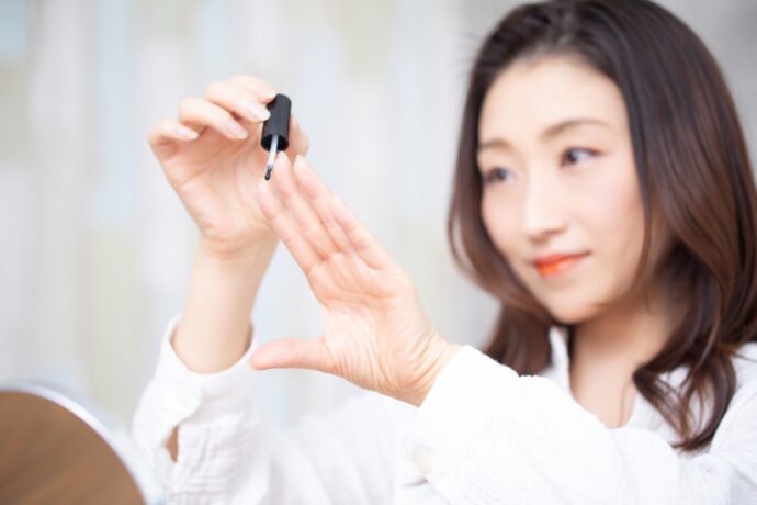 セルフでネイルする女性の画像