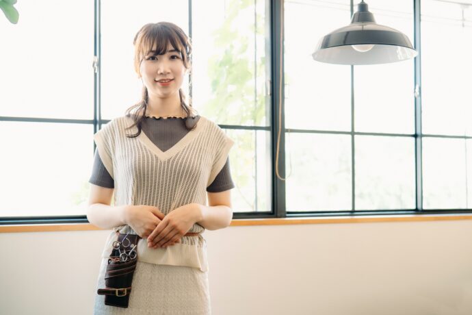 美容師の女性の画像
