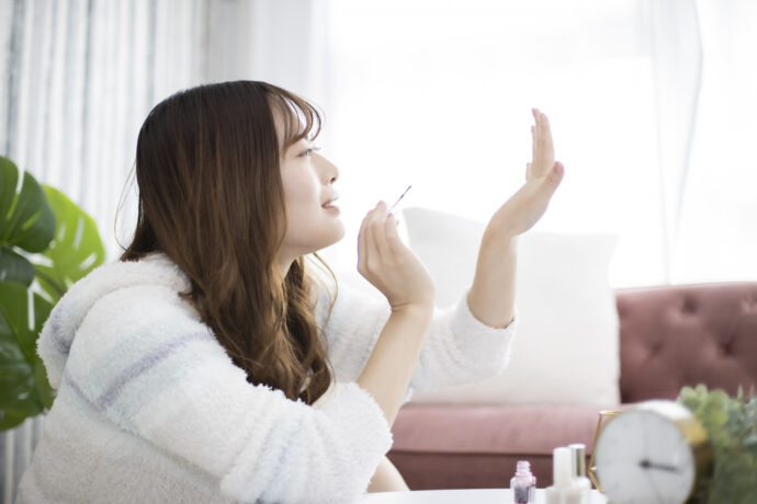 マニキュアを塗っている女性の画像