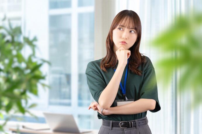 考えごとをする若い女性の画像