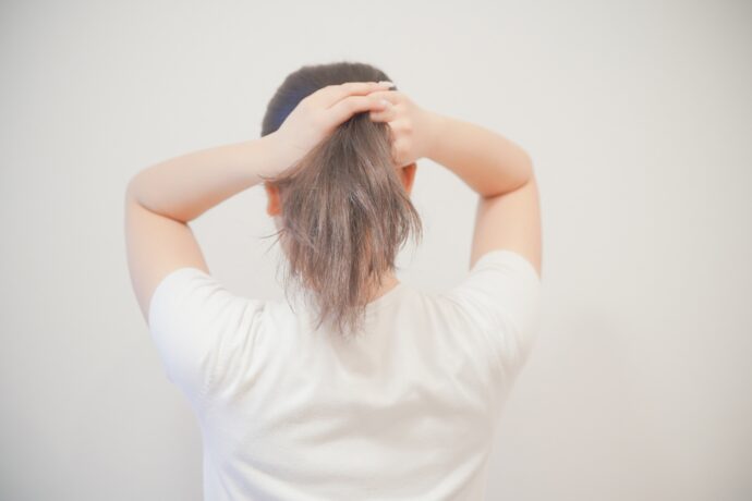 髪を結っている女性の画像