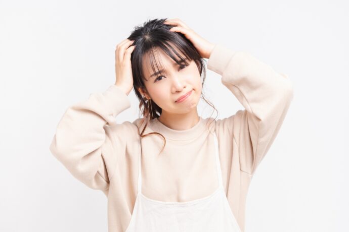 悩んでいる女性の画像