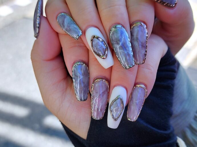 紫がメインのマーブルネイルデザイン