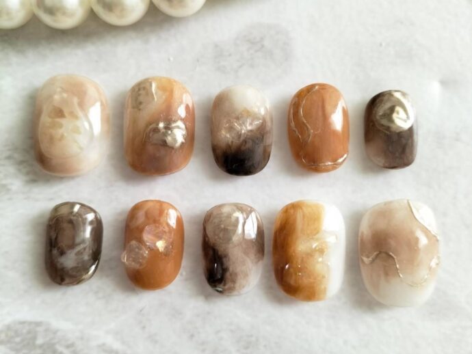 ブラウン系で組み合わせたカジュアルなマーブルネイルデザイン