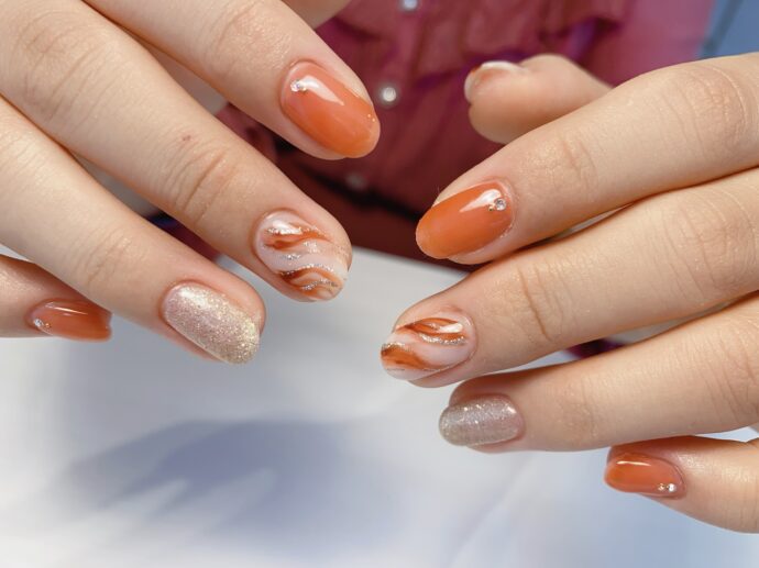 テラコッタカラーがメインのマーブルネイルデザイン