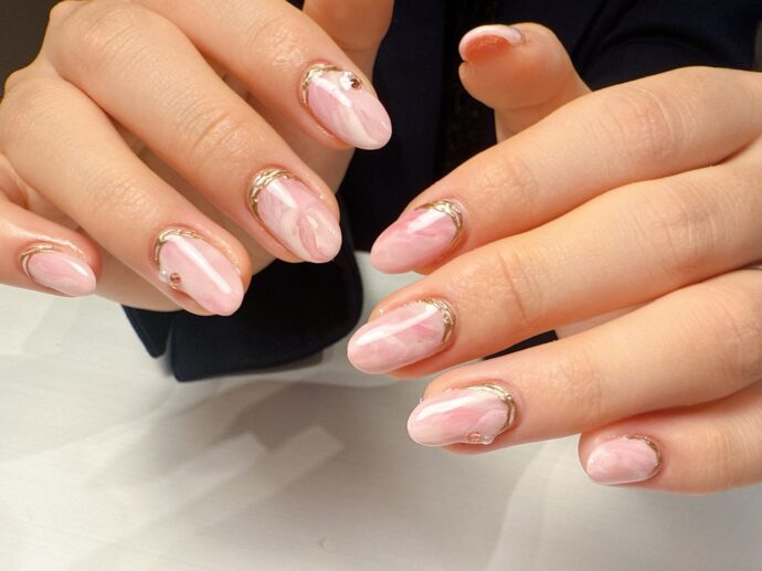 白とピンクのマーブルネイルデザイン