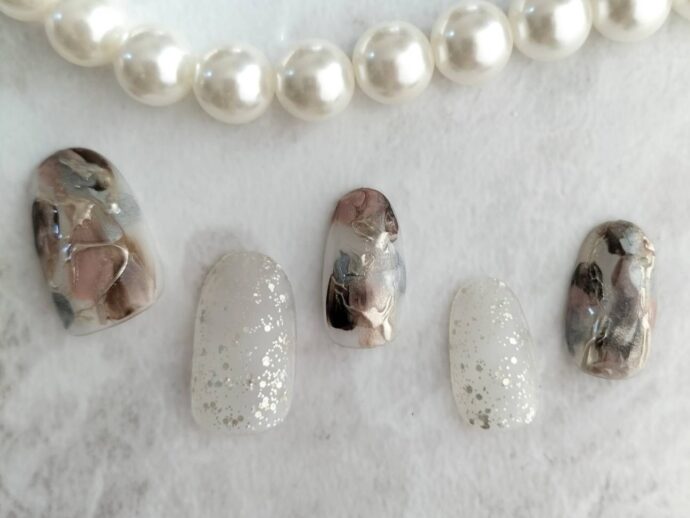 ブラウンとダークブラウンを組み合わせたマーブルネイルデザイン