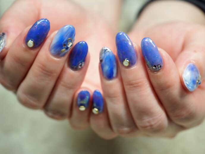 シアーブルーとホワイトのマーブルネイルデザイン