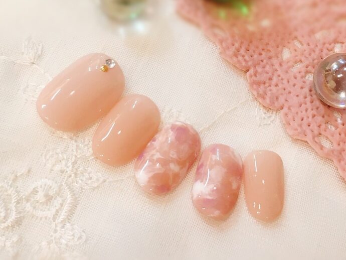ピンク系・桜色のマーブルネイルデザイン