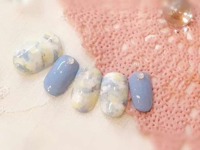 ブルーとレモンイエローとホワイトのマーブルネイルデザイン