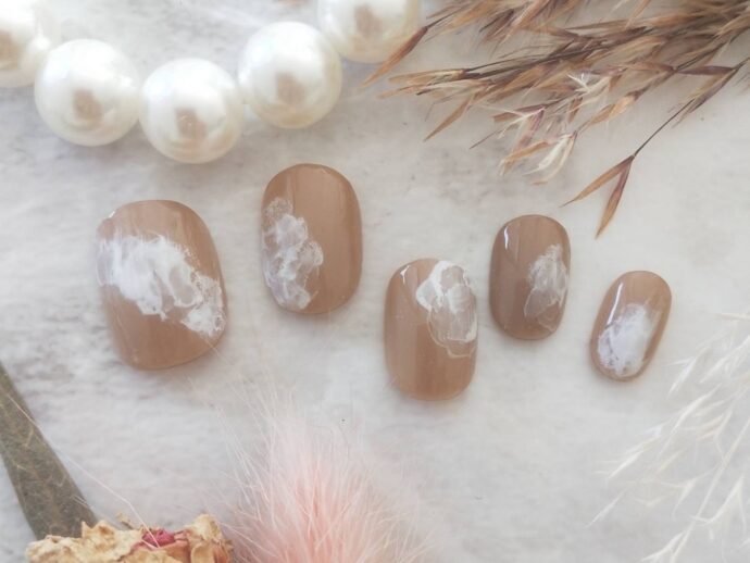 コーヒーブラウンとホワイトのもやっとマーブルネイルデザイン