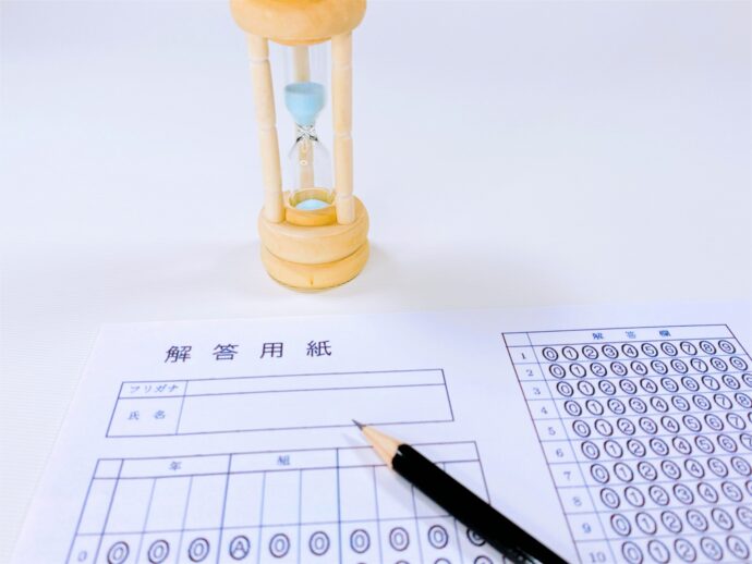 マークシート用紙と砂時計