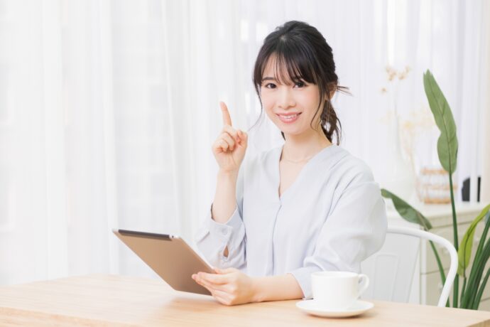 1本指を立てる女性の画像