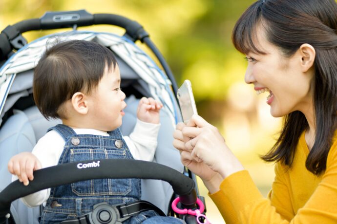 ベビーカーに乗った赤ちゃんと母親