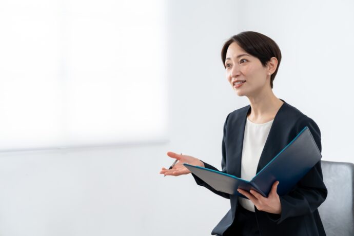 女性の面接官が話している様子