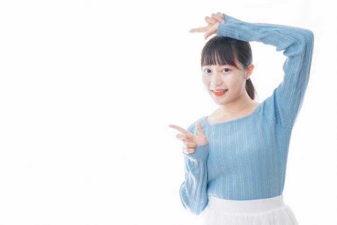 ポイントを両手で指す女性