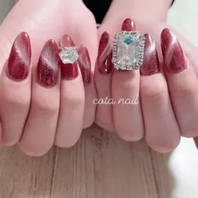 赤いキャッツアイネイル