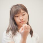 ネイルを気にしている女性の画像