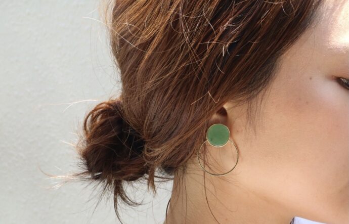 アクセサリーを着けた女性の横顔の画像