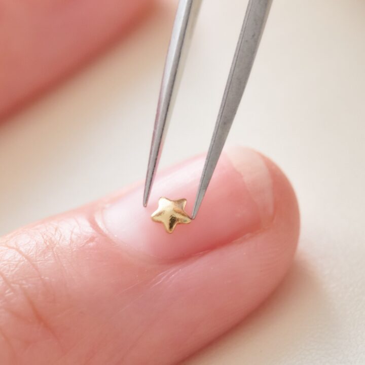 ネイルパーツがすぐ取れる！原因や取れない付け方は？