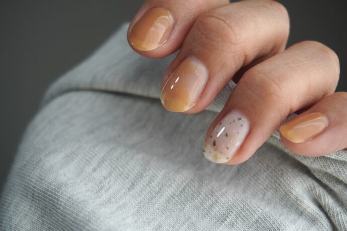 クリアベースでマスタードイエローとマイカのニュアンスネイル